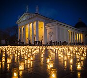 Žvakės Vilniaus Katedros aik&scaron;tėje &ndash; už žuvusius keliuose.