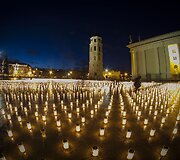 Žvakės Vilniaus Katedros aik&scaron;tėje &ndash; už žuvusius keliuose.