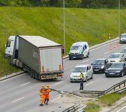 Dėl sunkiasvorio automobilio avarijos Vakariniame aplinkkelyje kilo eismo spūstys