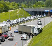 Dėl sunkiasvorio automobilio avarijos Vakariniame aplinkkelyje kilo eismo spūstys