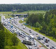Dėl sunkiasvorio automobilio avarijos Vakariniame aplinkkelyje kilo eismo spūstys