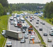 Dėl sunkiasvorio automobilio avarijos Vakariniame aplinkkelyje kilo eismo spūstys