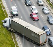 Dėl sunkiasvorio automobilio avarijos Vakariniame aplinkkelyje kilo eismo spūstys