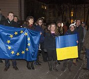 De&scaron;imtys jaunuolių Vilniuje prie ambasados i&scaron;rei&scaron;kė paramą Ukrainos protestuotojams.