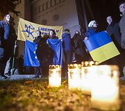 De&scaron;imtys jaunuolių Vilniuje prie ambasados i&scaron;rei&scaron;kė paramą Ukrainos protestuotojams.