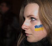 De&scaron;imtys jaunuolių Vilniuje prie ambasados i&scaron;rei&scaron;kė paramą Ukrainos protestuotojams.