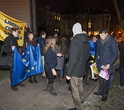 De&scaron;imtys jaunuolių Vilniuje prie ambasados i&scaron;rei&scaron;kė paramą Ukrainos protestuotojams.