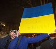 De&scaron;imtys jaunuolių Vilniuje prie ambasados i&scaron;rei&scaron;kė paramą Ukrainos protestuotojams.