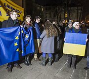 De&scaron;imtys jaunuolių Vilniuje prie ambasados i&scaron;rei&scaron;kė paramą Ukrainos protestuotojams.