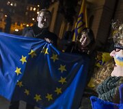 De&scaron;imtys jaunuolių Vilniuje prie ambasados i&scaron;rei&scaron;kė paramą Ukrainos protestuotojams.
