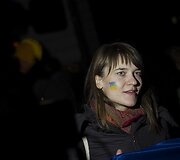 De&scaron;imtys jaunuolių Vilniuje prie ambasados i&scaron;rei&scaron;kė paramą Ukrainos protestuotojams.