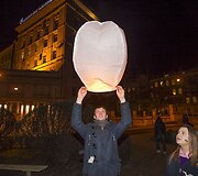 De&scaron;imtys jaunuolių Vilniuje prie ambasados i&scaron;rei&scaron;kė paramą Ukrainos protestuotojams.