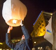 De&scaron;imtys jaunuolių Vilniuje prie ambasados i&scaron;rei&scaron;kė paramą Ukrainos protestuotojams.