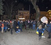 De&scaron;imtys jaunuolių Vilniuje prie ambasados i&scaron;rei&scaron;kė paramą Ukrainos protestuotojams.