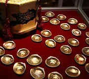 Meistrės i&scaron; Japonijos lietuviams pristato tradicinio meno kūrinius.