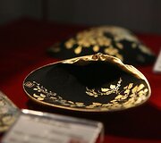 Meistrės i&scaron; Japonijos lietuviams pristato tradicinio meno kūrinius.