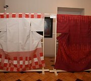 Meistrės i&scaron; Japonijos lietuviams pristato tradicinio meno kūrinius.