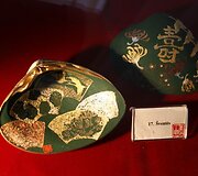 Meistrės i&scaron; Japonijos lietuviams pristato tradicinio meno kūrinius.