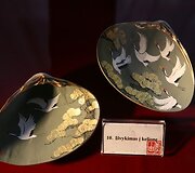 Meistrės i&scaron; Japonijos lietuviams pristato tradicinio meno kūrinius.