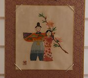 Meistrės i&scaron; Japonijos lietuviams pristato tradicinio meno kūrinius.