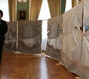 Meistrės i&scaron; Japonijos lietuviams pristato tradicinio meno kūrinius.