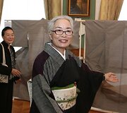 Meistrės i&scaron; Japonijos lietuviams pristato tradicinio meno kūrinius.