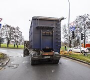 Vilniuje apvirto sunkvežimis su medžio drožlėmis