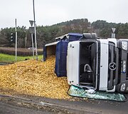 Vilniuje apvirto sunkvežimis su medžio drožlėmis