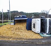 Vilniuje apvirto sunkvežimis su medžio drožlėmis