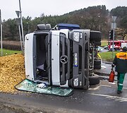 Vilniuje apvirto sunkvežimis su medžio drožlėmis