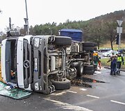 Vilniuje apvirto sunkvežimis su medžio drožlėmis