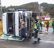 Vilniuje apvirto sunkvežimis su medžio drožlėmis