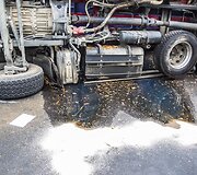Vilniuje apvirto sunkvežimis su medžio drožlėmis