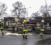 Vilniuje apvirto sunkvežimis su medžio drožlėmis