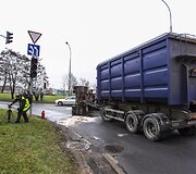 Vilniuje apvirto sunkvežimis su medžio drožlėmis