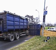 Vilniuje apvirto sunkvežimis su medžio drožlėmis