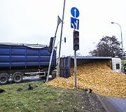 Vilniuje apvirto sunkvežimis su medžio drožlėmis