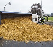 Vilniuje apvirto sunkvežimis su medžio drožlėmis