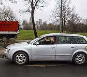 Vilniuje apvirto sunkvežimis su medžio drožlėmis