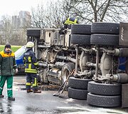 Vilniuje apvirto sunkvežimis su medžio drožlėmis