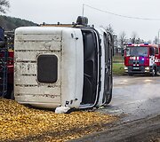 Vilniuje apvirto sunkvežimis su medžio drožlėmis