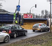 Vilniuje apvirto sunkvežimis su medžio drožlėmis