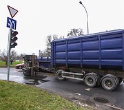 Vilniuje apvirto sunkvežimis su medžio drožlėmis