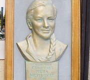 Skulptorius Jonas Vasilevičius sukūrė kelias Rūtos Meilutytės skulptūras.