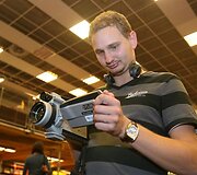 Jurga &Scaron;eduikytė i&scaron;tikimiausius gerbėjus džiugino autografais ir nuotraukomis.