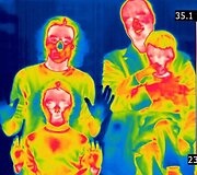 Jurga &Scaron;eduikytė i&scaron;tikimiausius gerbėjus džiugino autografais ir nuotraukomis.