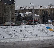 Nupie&scaron;ta Ukrainos vėliava Vilniuje