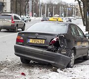 Taksi ir policijos automobilių avarija.