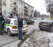 Taksi ir policijos automobilių avarija.