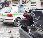 Taksi ir policijos automobilių avarija.
